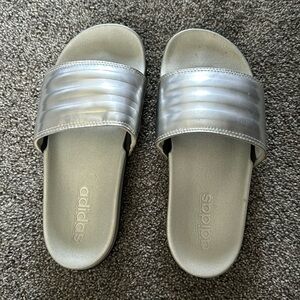 VGUC women’s adidas sandals size 6